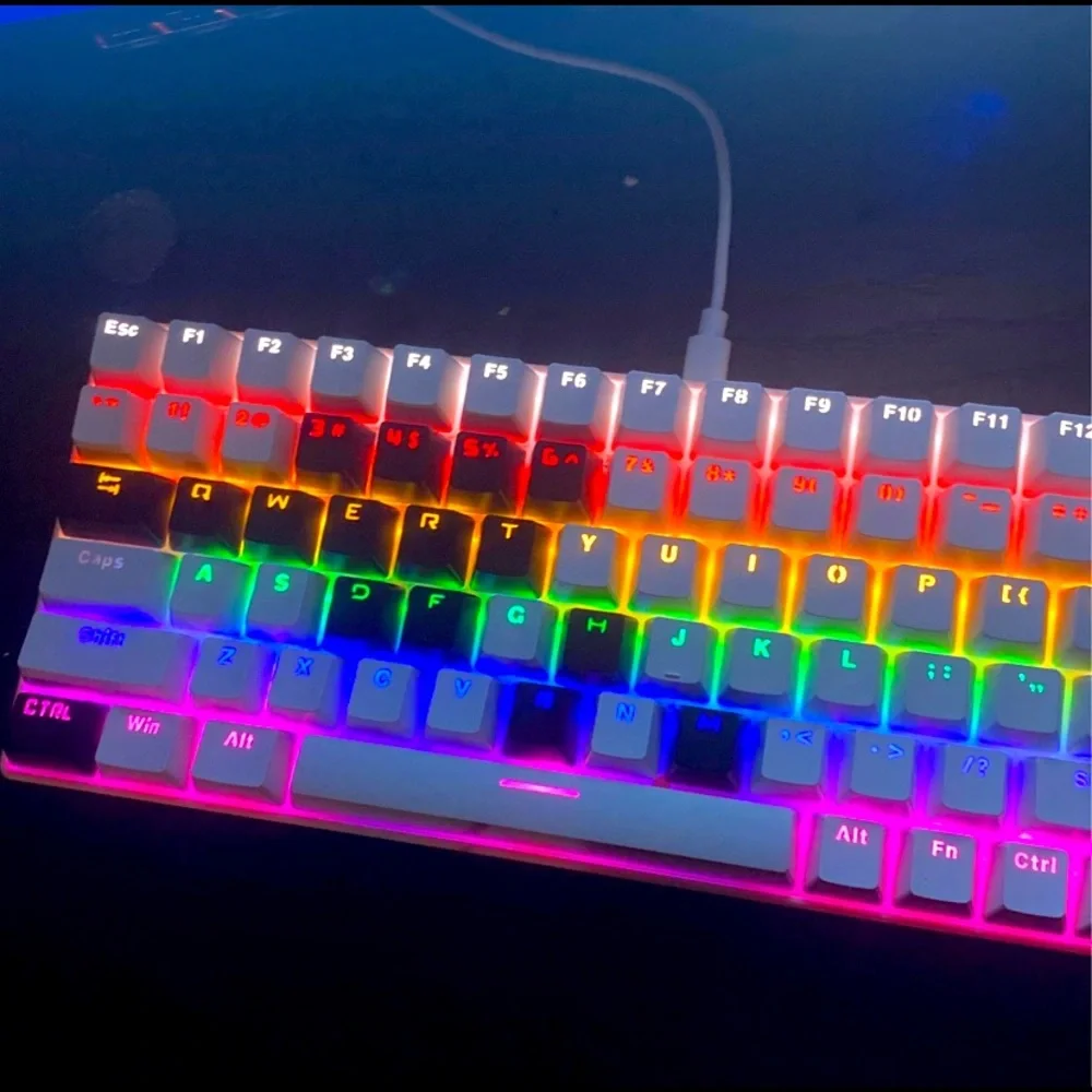 Im selling a keyboard 60% red switches good condition.